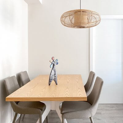 Comedor que combina madera blancos y grises. Centro de cerámica portuguesa. Proyecto de R de Room.