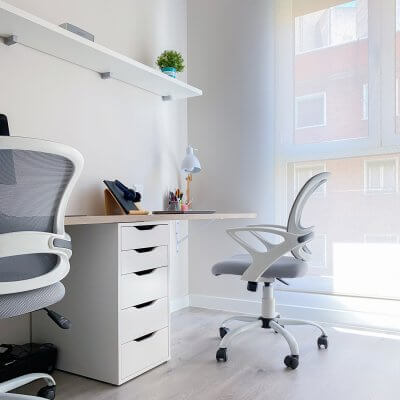 Estudio con dos puestos de trabajo con estilo nórdico. Proyecto de R de Room.