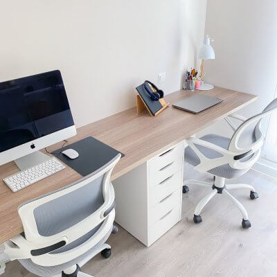 Estudio con dos puestos de trabajo con estilo nórdico. Proyecto de R de Room.