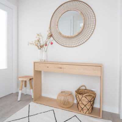 Recibidor con consola de madera y espejo de gran tamaños. Proyecto de R de Room.