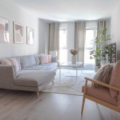 Salón con colores claros y toques rosas. Proyecto de R de Room.