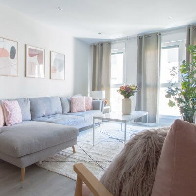 Salón con colores claros y toques rosas. Proyecto de R de Room.