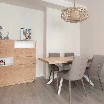 Comedor que combina madera blancos y grises. Aparador alto de madera. Proyecto de R de Room.