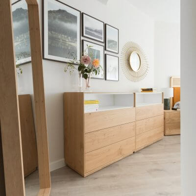 Dormitorio con un extra de almacenamiento en forma de 2 cómodas. Espejo de gran formato con marco de madera. Proyecto de R de Room.