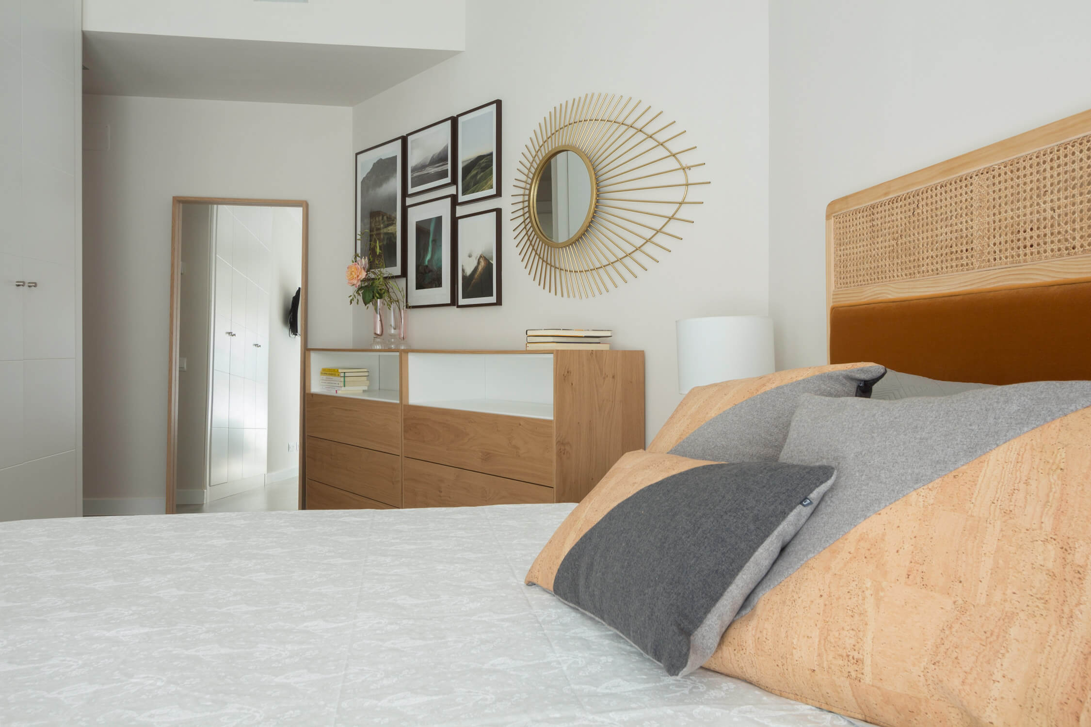 Dormitorio con muebles de madera y cabecero de rejilla y terciopelo caldera. Proyecto de R de Room.