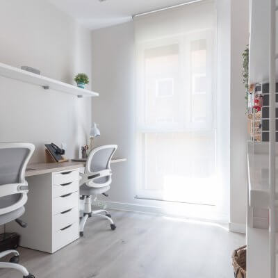 Estudio con dos puestos de trabajo con estilo nórdico. Estantería modular del sistema sueco String. Proyecto de R de Room.