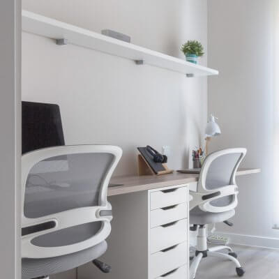 Estudio con dos puestos de trabajo con estilo nórdico. Proyecto de R de Room.