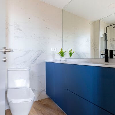 Baño en suite. Mármol blanco y mueble a medida azul. Proyecto de R de Room.