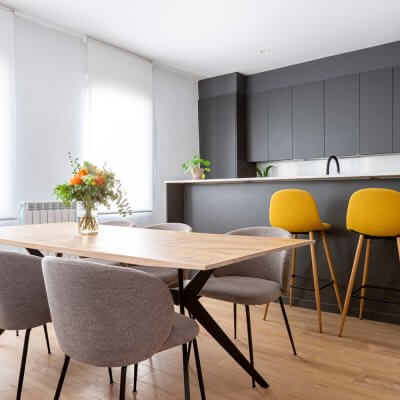 Estar-comedor. Cocina gris abierta al salón. Proyecto de R de Room.