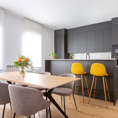 Estar-comedor. Cocina gris abierta al salón. Proyecto de R de Room.