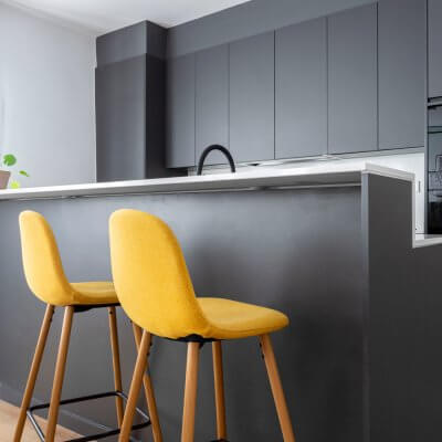 Cocina gris con isla. Proyecto de R de Room.