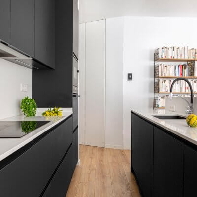 Cocina gris con isla. Proyecto de R de Room.