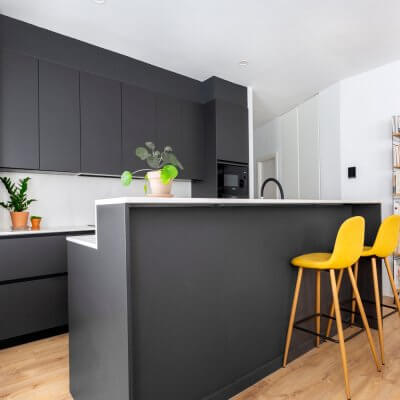 Estar-comedor. Cocina gris abierta al salón. Proyecto de R de Room.