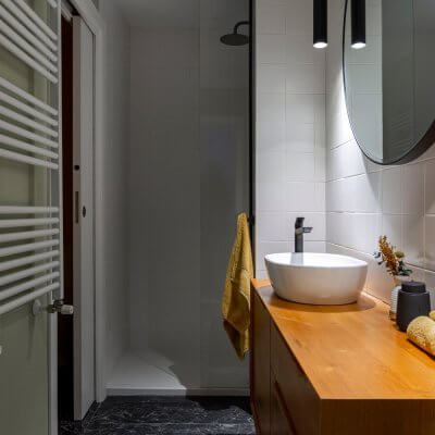 Baño blanco, verde y amarillo. Mueble de lavabo aparador mid-century. Proyecto de R de Room.