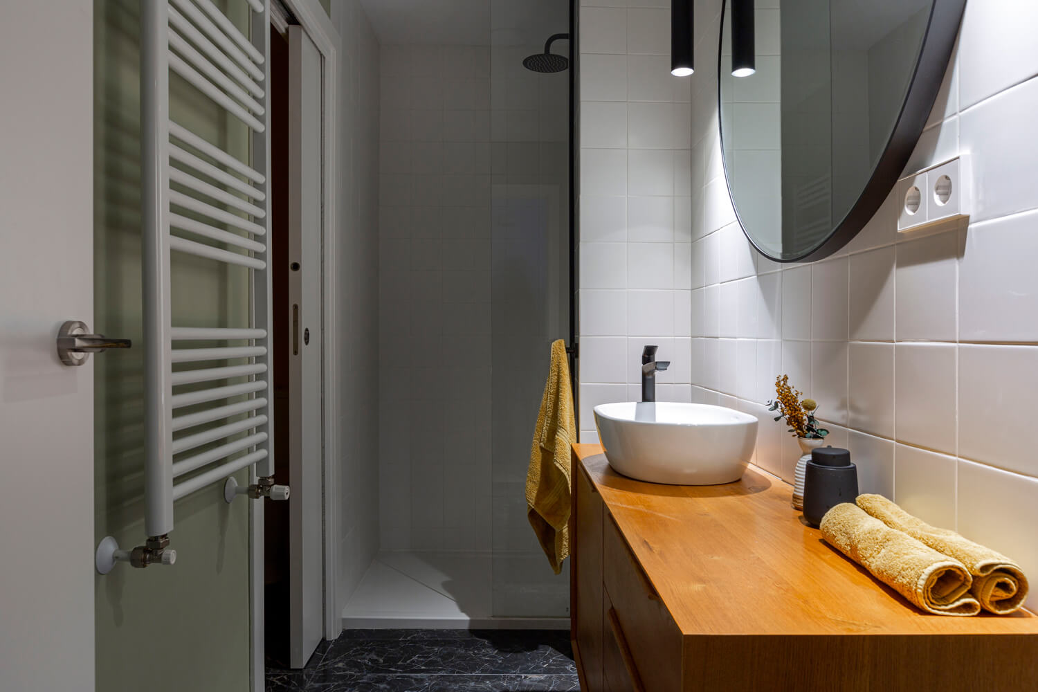 Baño blanco, verde y amarillo. Mueble de lavabo aparador mid-century. Proyecto de R de Room.