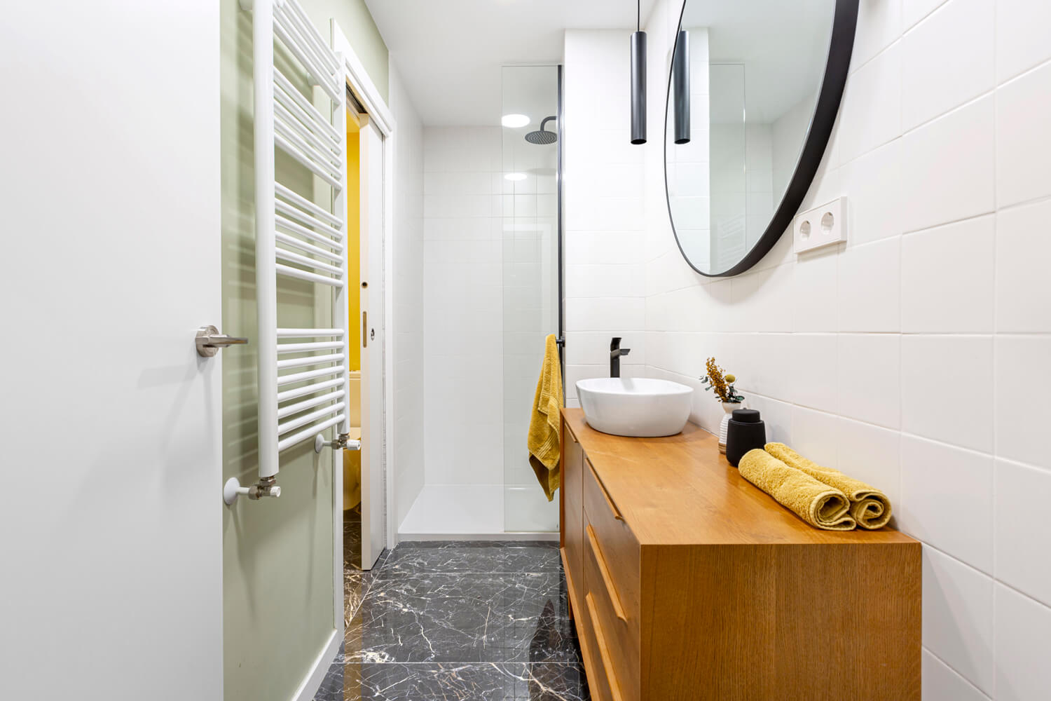 Baño blanco, verde, amarillo y negro. Mueble de lavabo aparador mid-century. Proyecto de R de Room.