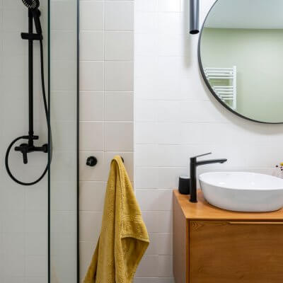 Baño amarillo y blanco. Mueble de lavabo aparador mid-century. Proyecto de R de Room.