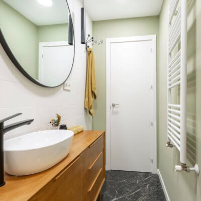 Baño blanco, verde, amarillo y negro. Mueble de lavabo aparador mid-century. Proyecto de R de Room.