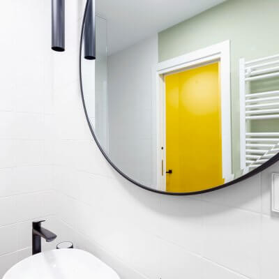 Baño blanco, verde, amarillo y negro. Proyecto de R de Room.