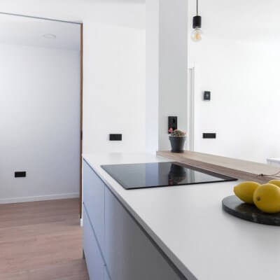 Cocina abierta con zona de lavadero. Puertas de madera. Proyecto R de Room.