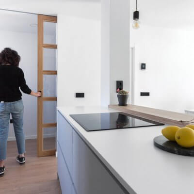 Cocina abierta con zona de lavadero. Puertas de madera. Proyecto R de Room.