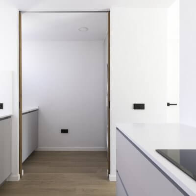 Cocina abierta con zona de lavadero. Proyecto R de Room.