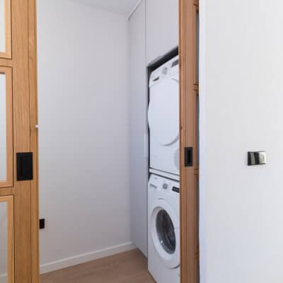 Cocina abierta con zona de lavadero. Puerta de madera con cuarterones. Proyecto R de Room.
