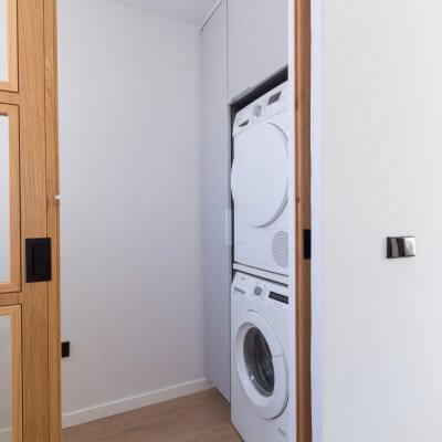 Cocina abierta con zona de lavadero. Puerta de madera con cuarterones. Proyecto R de Room.