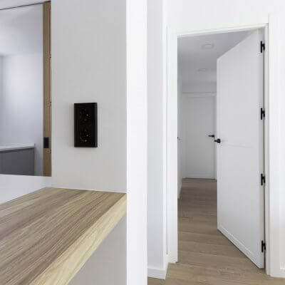 Cocina abierta. Puertas con cuarterones. Proyecto R de Room.