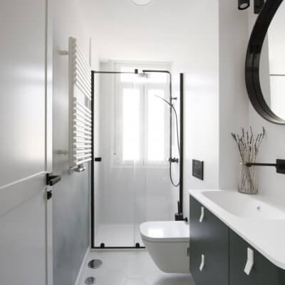 Baño principal con mueble y mural verdes y toques negros. Proyecto R de Room.