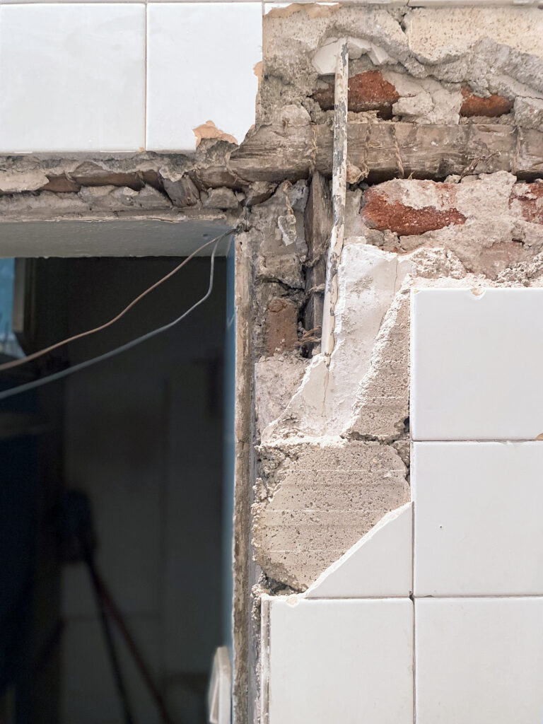 R DE ROOM proyecto de rehabilitación Las Letras Madrid muro de carga de entramado